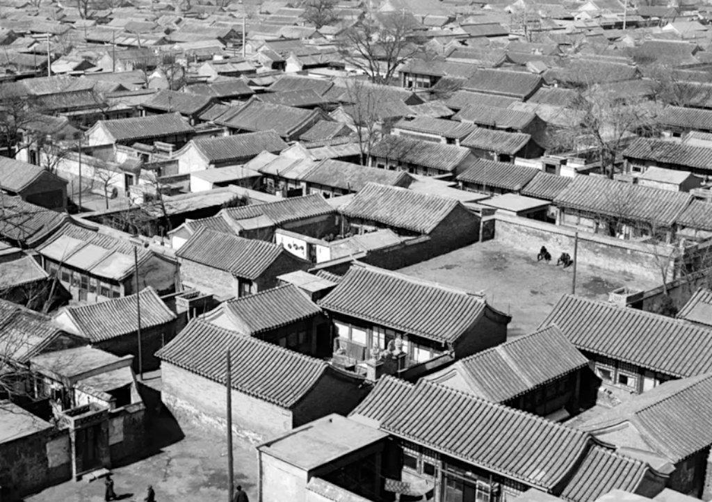 高清老照片：旗人格格大腿岔开豪放洗衣，地主三妻四妾不输女明星