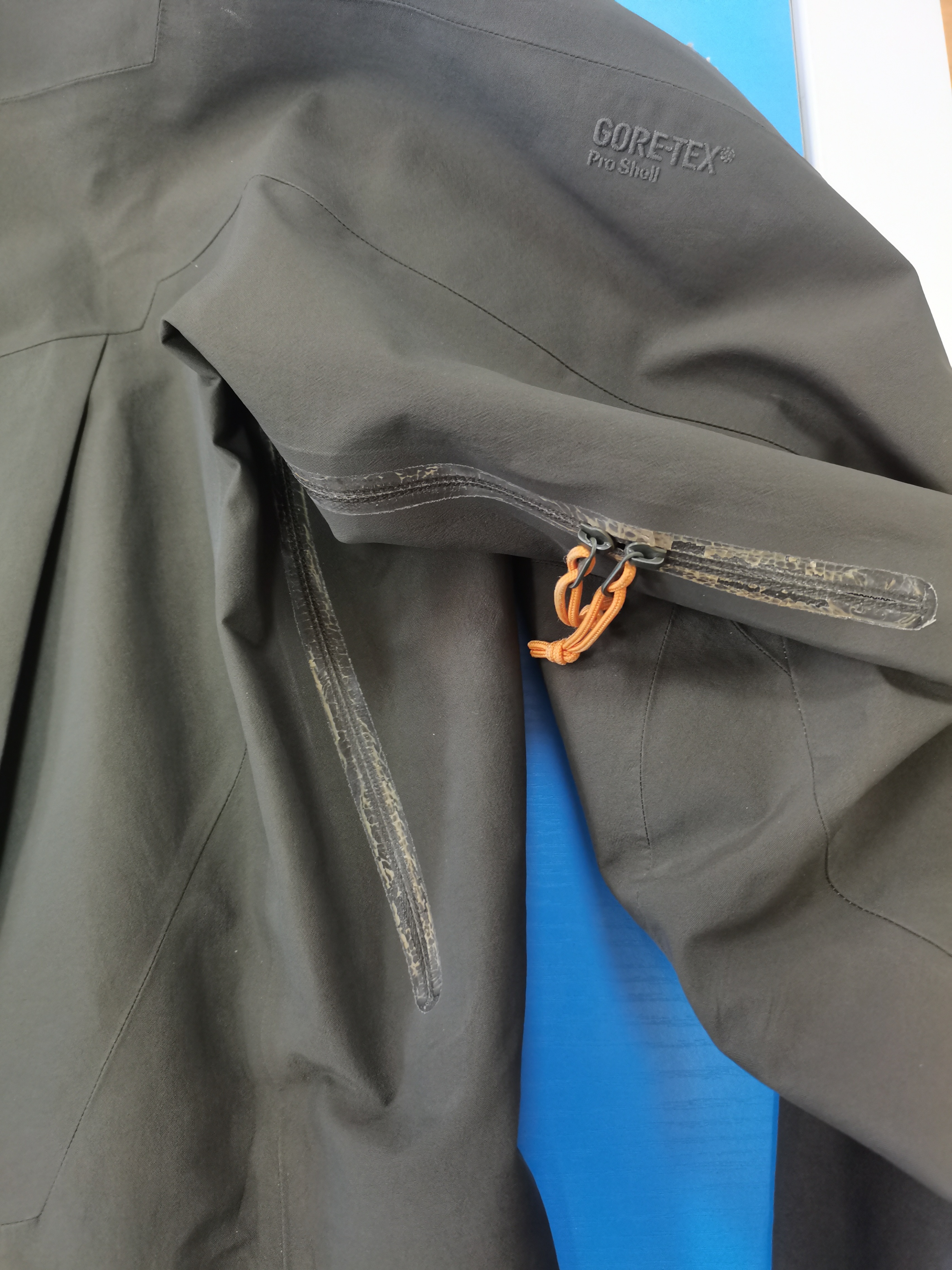 始祖鸟alphasv冲锋衣评测,始祖鸟冲锋衣alphasv细节