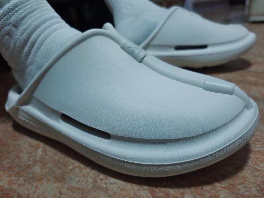 中国风的凉拖,带标志的特步凉拖