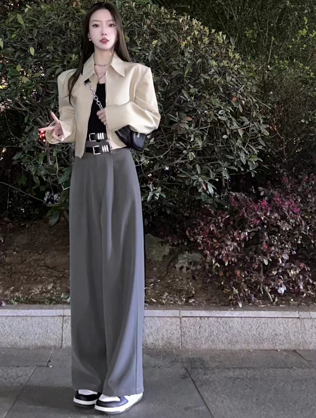 有垂感的灰裤子怎么搭配,有垂感的灰色裤子怎样搭配