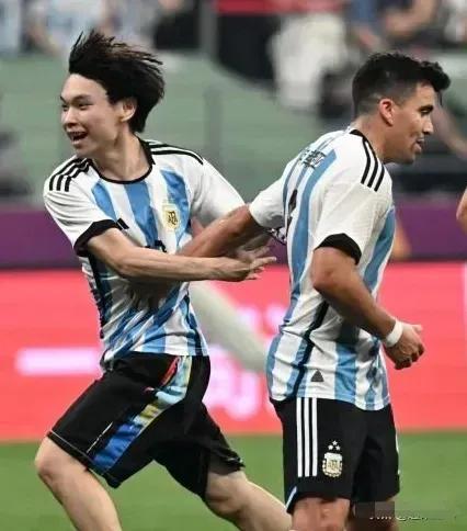 中国小伙合影梅西,中国少年拥抱梅西