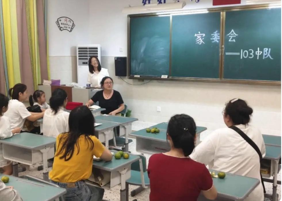 一直反对送礼，当家委甩出给老师送礼的接龙时，为啥还是写了同意