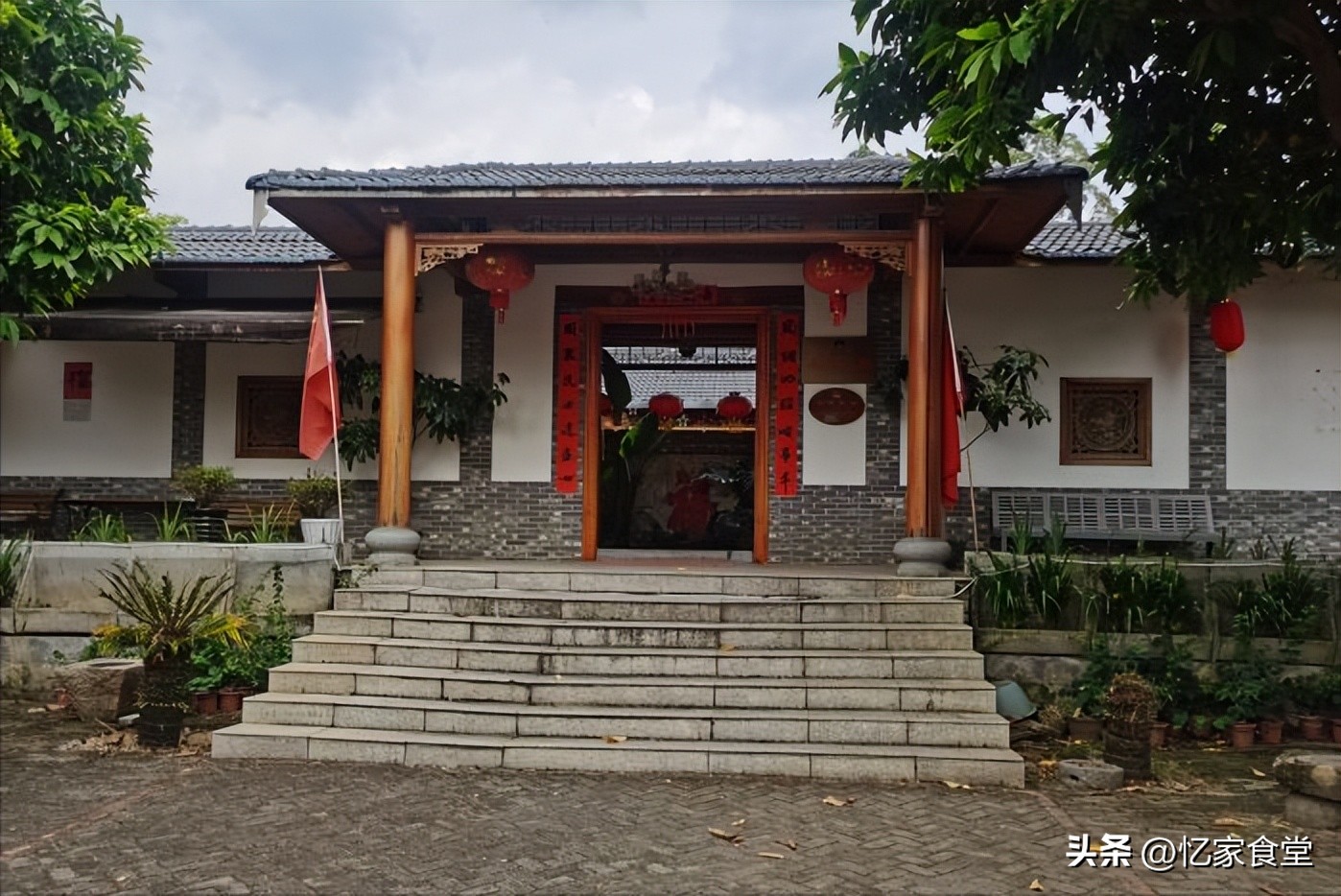 绂忓缓濂冲瓙鍚冮キ,濂冲瓙鍦ㄦ潙閲屽悆閰掑腑