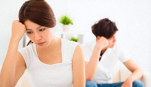 丈夫沉迷打牌老婆又打又骂,丈夫沉迷麻将妻子赶过去一看