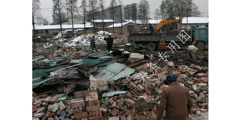 分家时大伯把烂滩地全给我爸，如今这里建高速，大伯肠子都悔青了