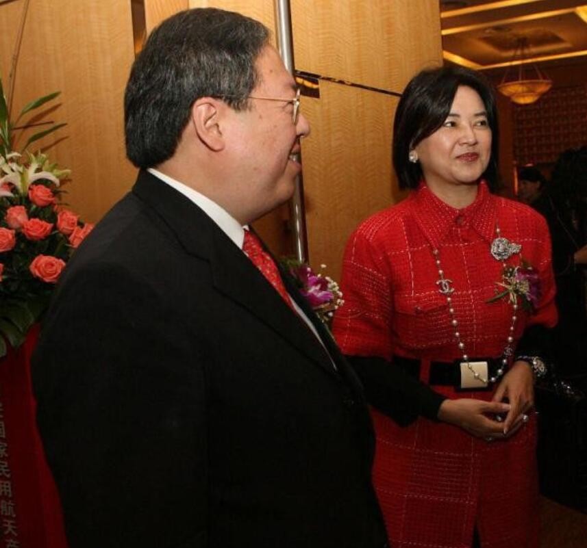 胡慧中黑色连衣裙搭配,胡慧中穿西装短发