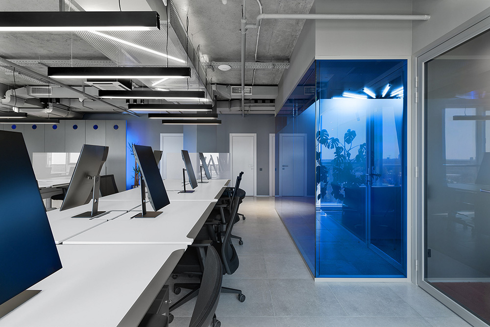 红蓝渐变手机游戏开发公司基辅办公设计欣赏