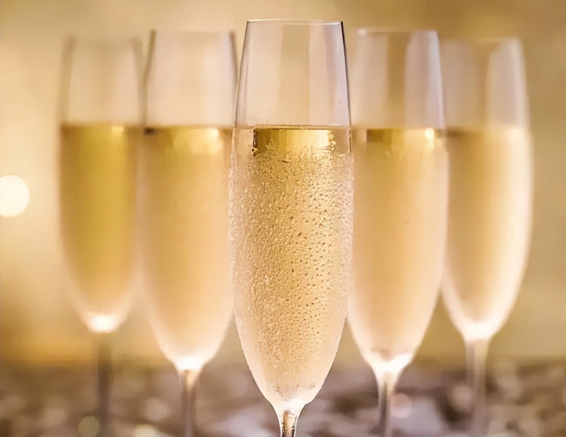 气泡酒和什么酒混着喝,起泡酒怎么喝口感更好