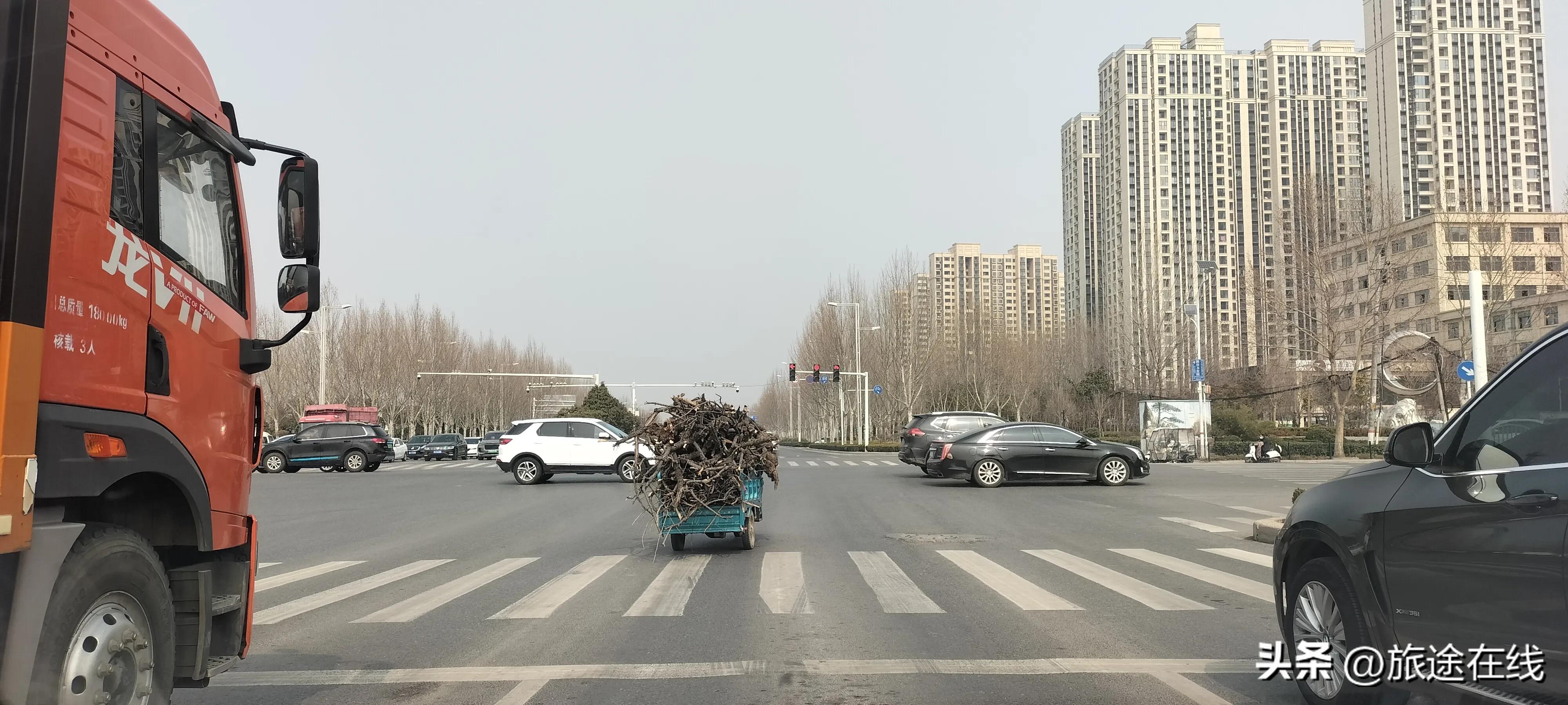 路多了，楼高了，郑州白沙镇今非昔比，小片麦田显示着这里的过去