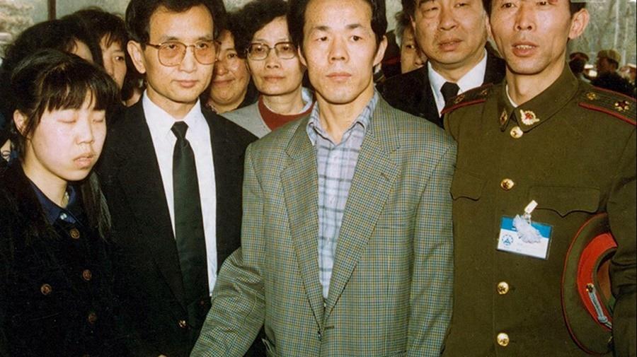 气功大师严新自称能拦截导弹，众人深信不疑，清华教授当场拆穿