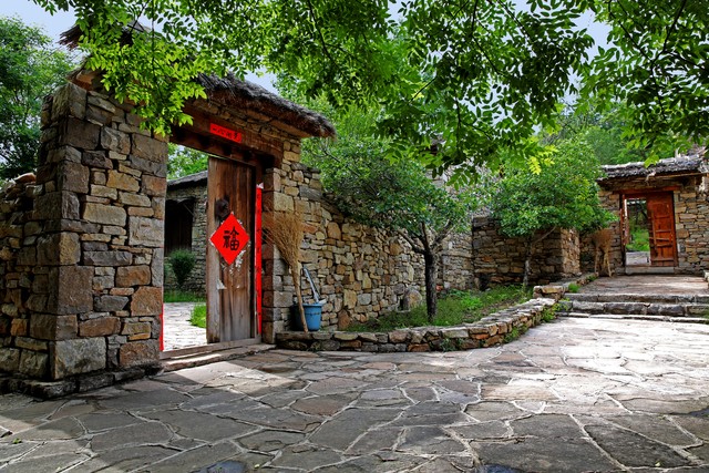 我帮同学交三年学费，他功成名就不接我电话，我拉黑后却来找我