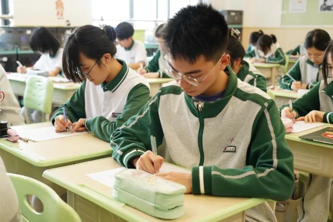 以一日之力，应朝阳之功——记乐山东辰高中部的一天