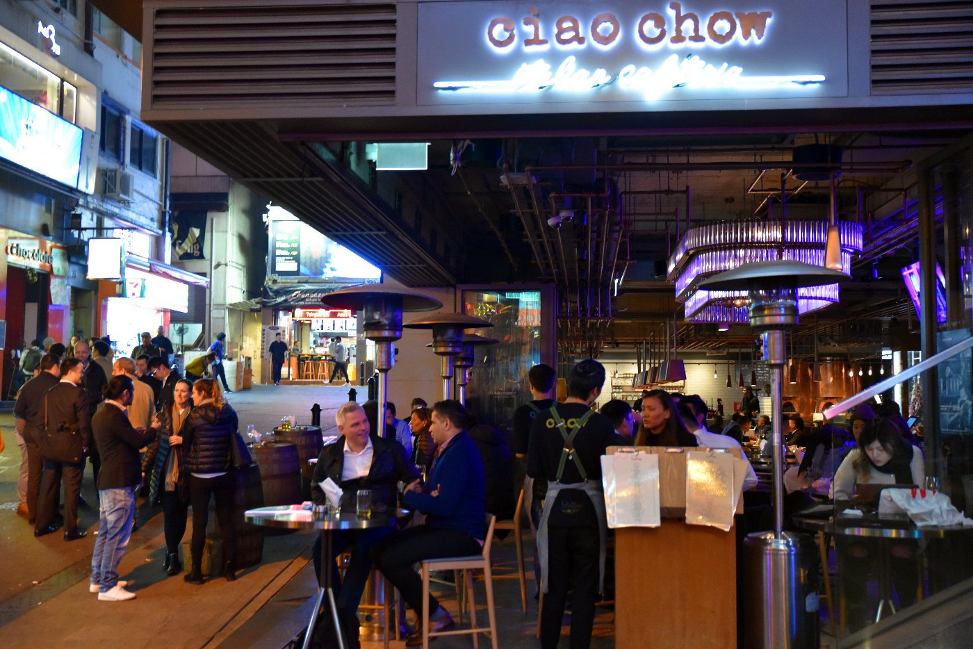 百亿代购产业消失，香港百货巨头营收暴降52%，被内地游客抛弃？