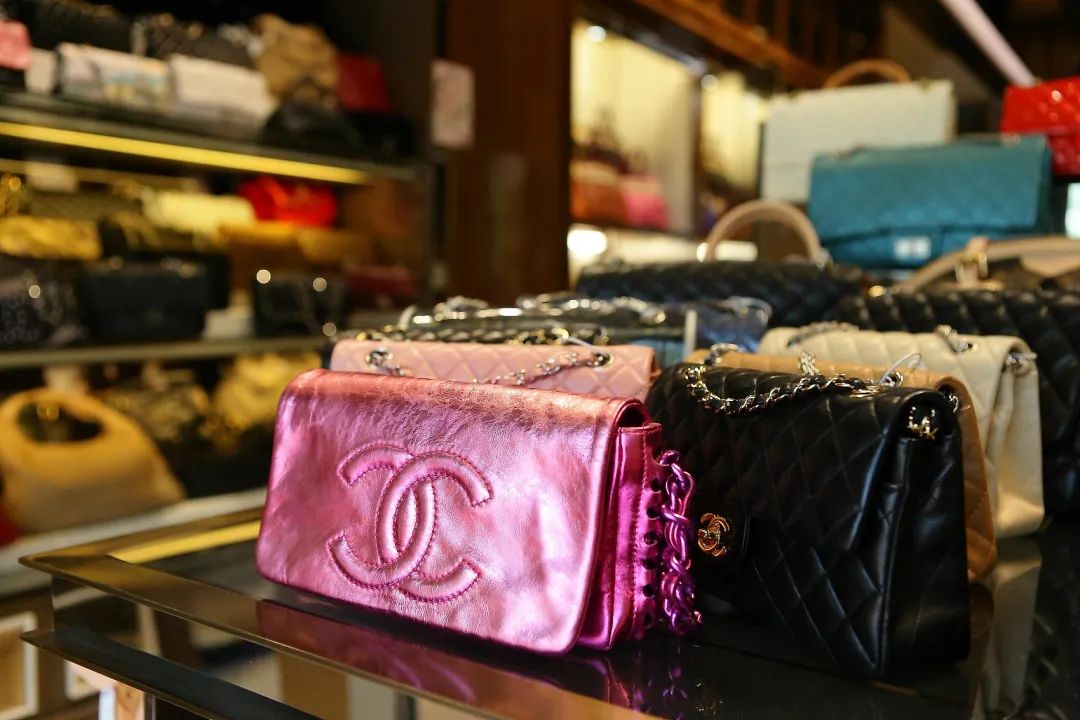 晚买一天多花5000，LV门店排长龙，谁在抢购涨价的奢侈品？