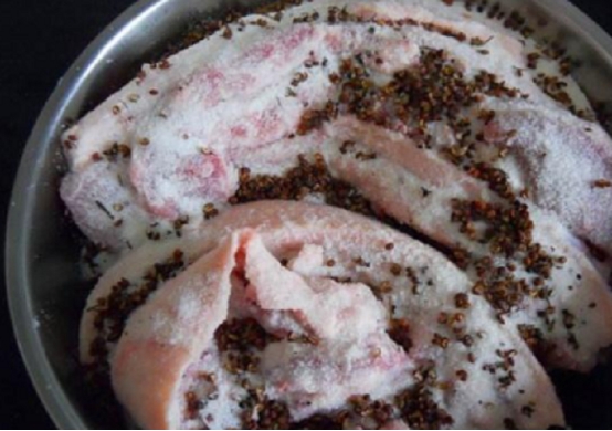 腌腊肉的时候发霉了咋回事,腊肉盐放多了可以缩短腌制时间