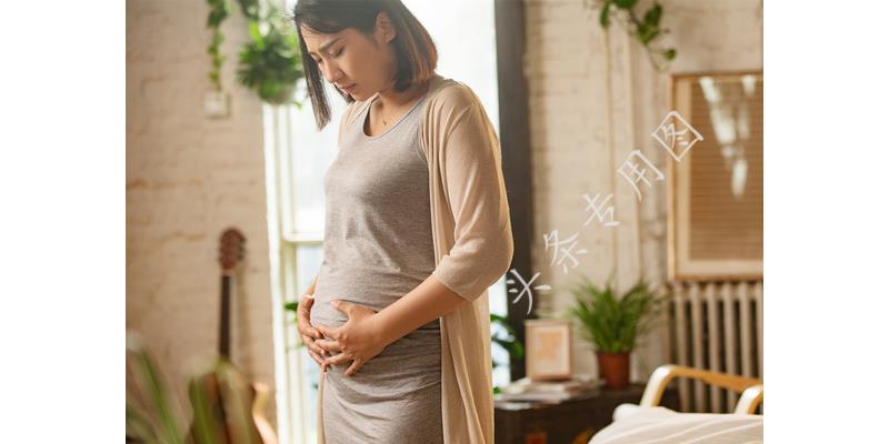 小伙被父亲联合后妈赶出家门，5年后霸气归来，看见后妈愣住了