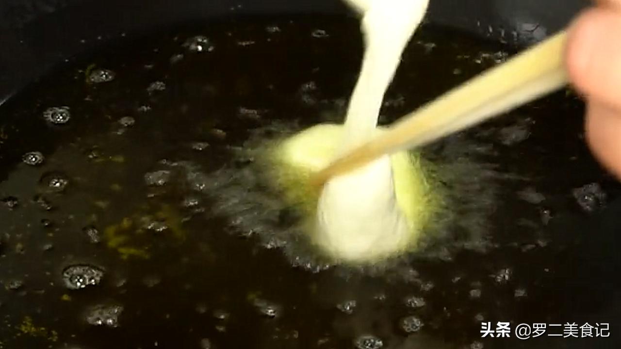 新型油条做法，全程手不沾面，筷子搅一搅，出锅蓬松又柔软，真香