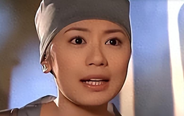 牛角胸罩,诱惑式舔刀尖,这些颠覆三观的镜头,看完让人一言难尽