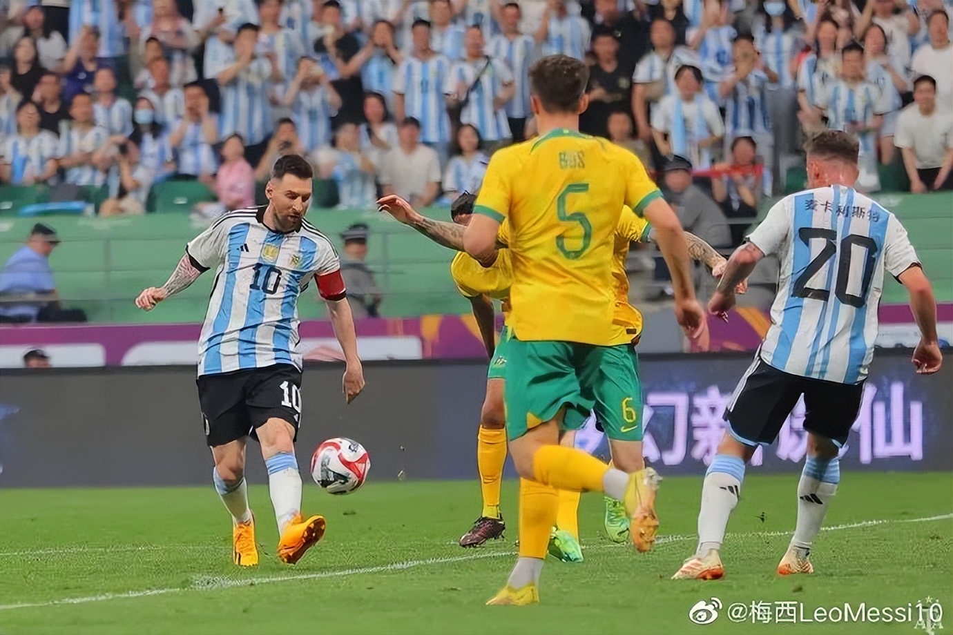 梅西进球球迷疯狂瞬间,梅西梅开二度现场球迷反应