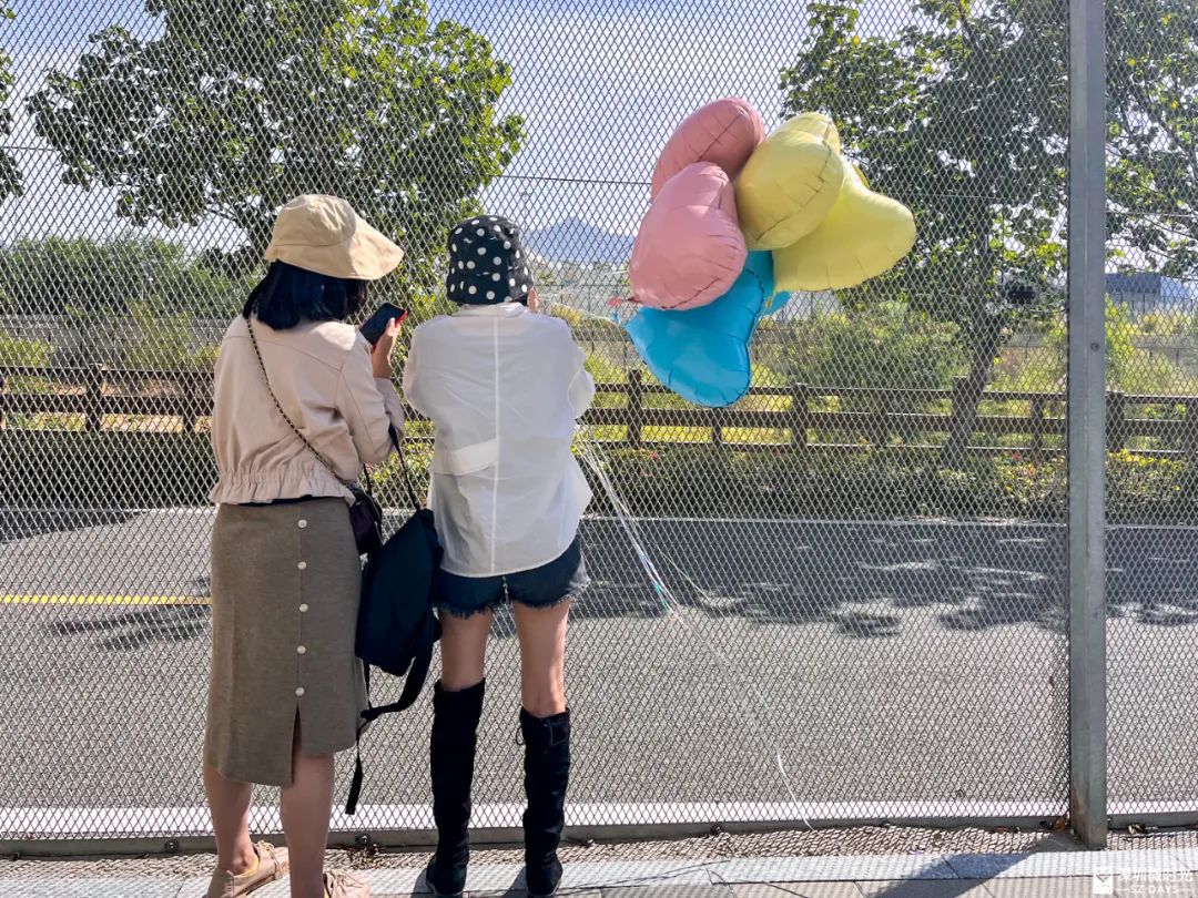 封关600天，他们在深港边境团聚，相隔97米