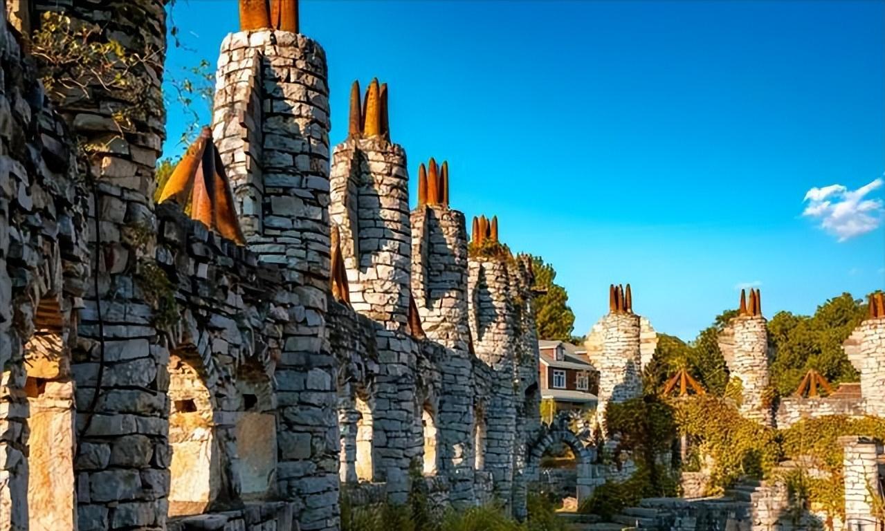 贵州80岁老人隐居深山打造古城,贵州一老人隐居在古堡30年