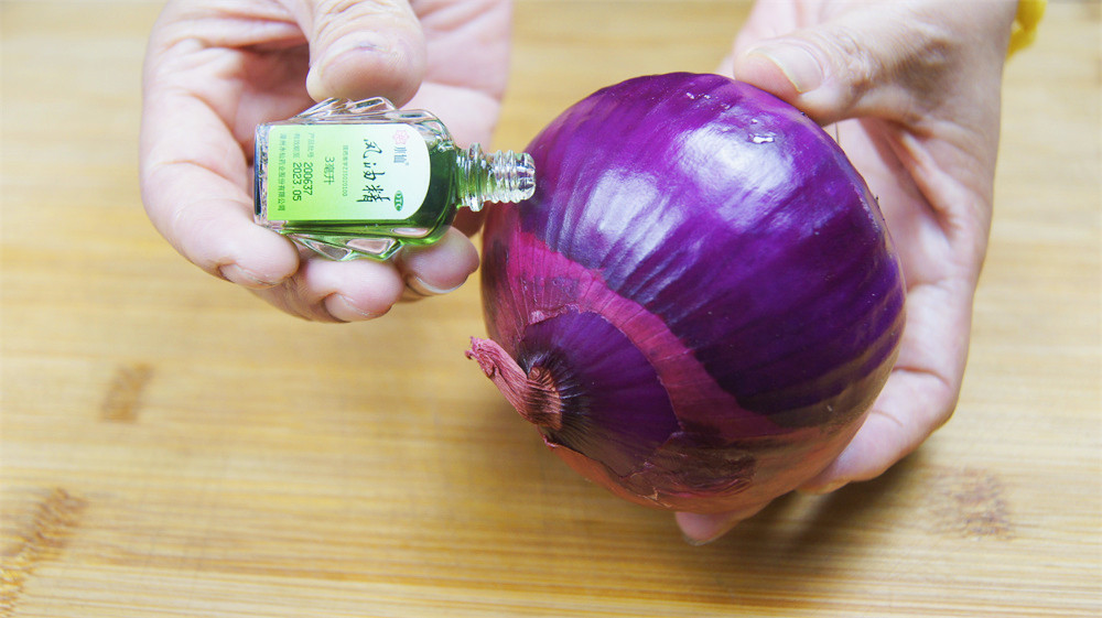 把风油精涂到苍蝇身上,把风油精滴在蚊香上能驱蚊子