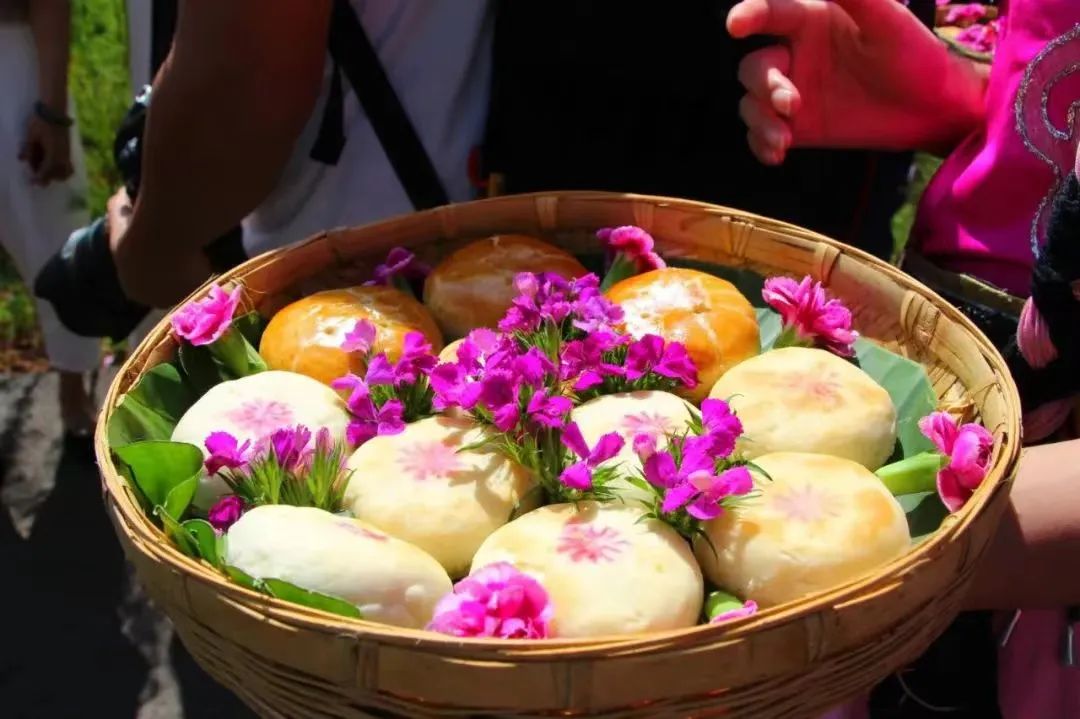 好吃的美食推荐云南鲜花饼,云南美味鲜花饼