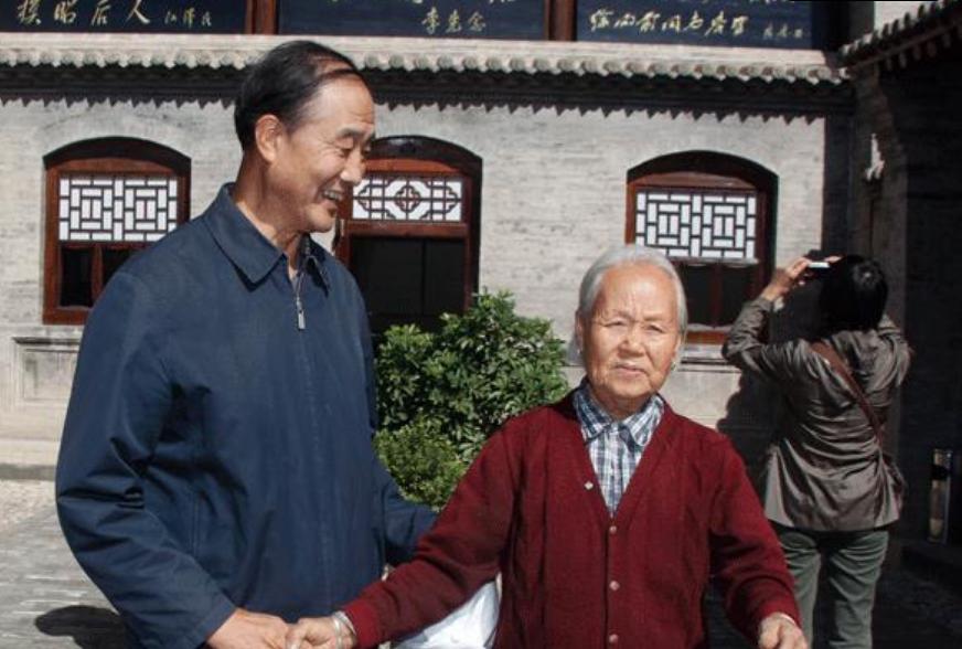 他是开国元帅儿子，25岁保送清华，47岁与岳父军衔平级，今年74岁