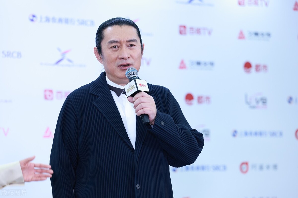 “*独台**克星”穿了一件印有“日本投降”的T恤衫。网友评论真帅