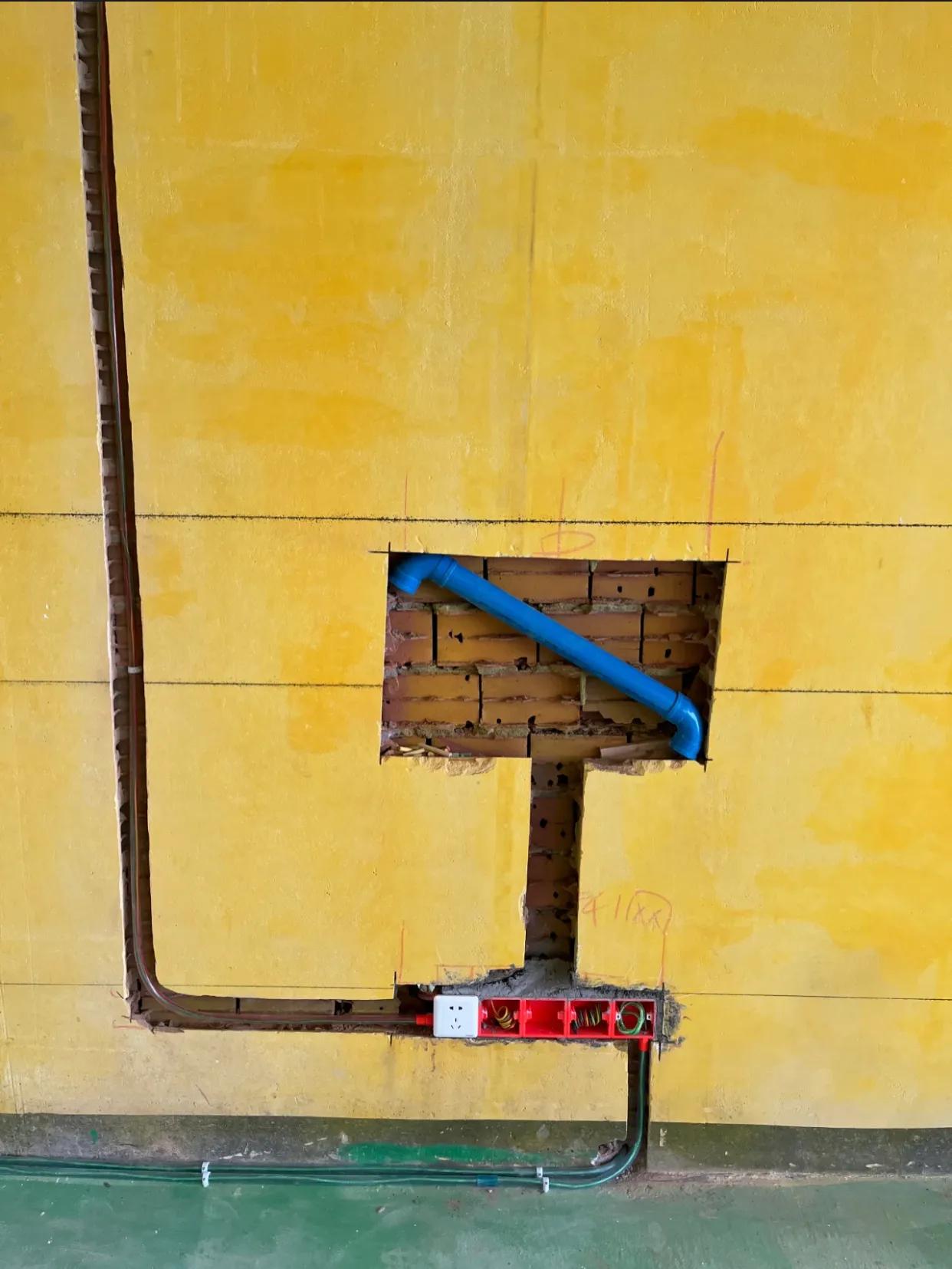 悬空电视柜和放地上的哪个更实用,地面电视柜和悬空电视柜