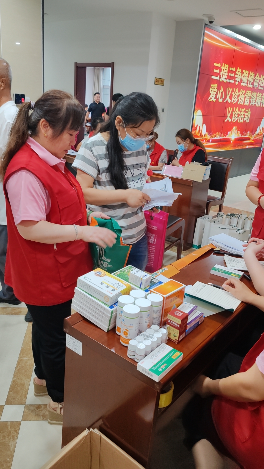 市三院联合宏仁堂“服务百姓健康行动”走进周村公共资源交易中心