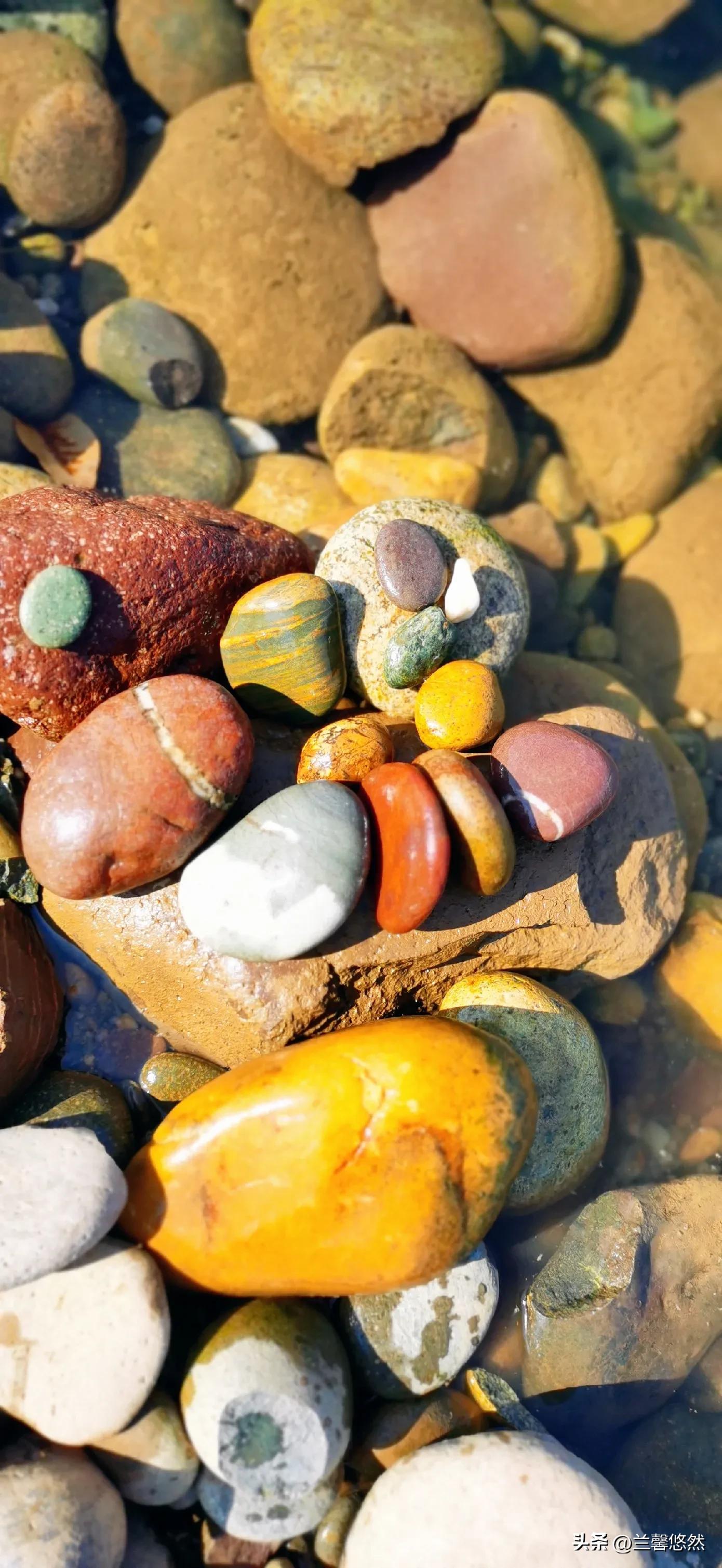 思茅港奇石,棋子湾的彩色石头