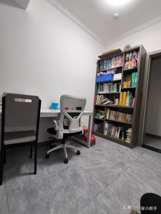 新房极简灰瓷砖搭配案例,深灰色瓷砖上墙轻奢风装修