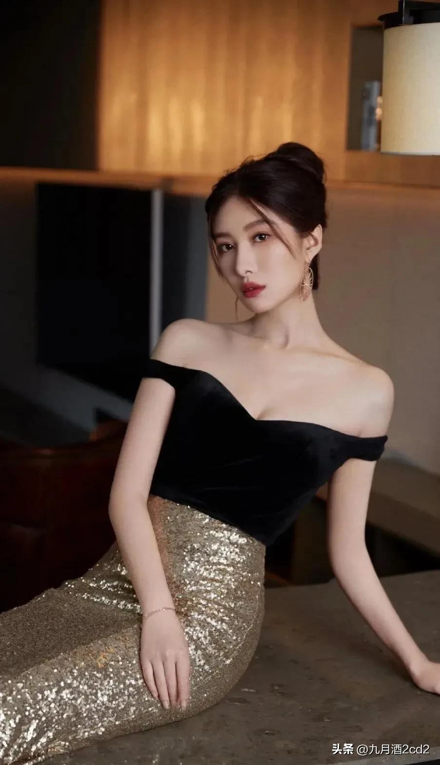 成熟性感御姐，火辣丰腴，90后女神，作为新时代的代表，备受关注