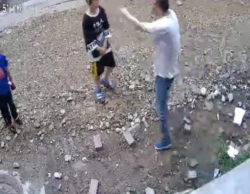 7岁女孩满脸血印竟是因为这件小事，孩子之间经常发生