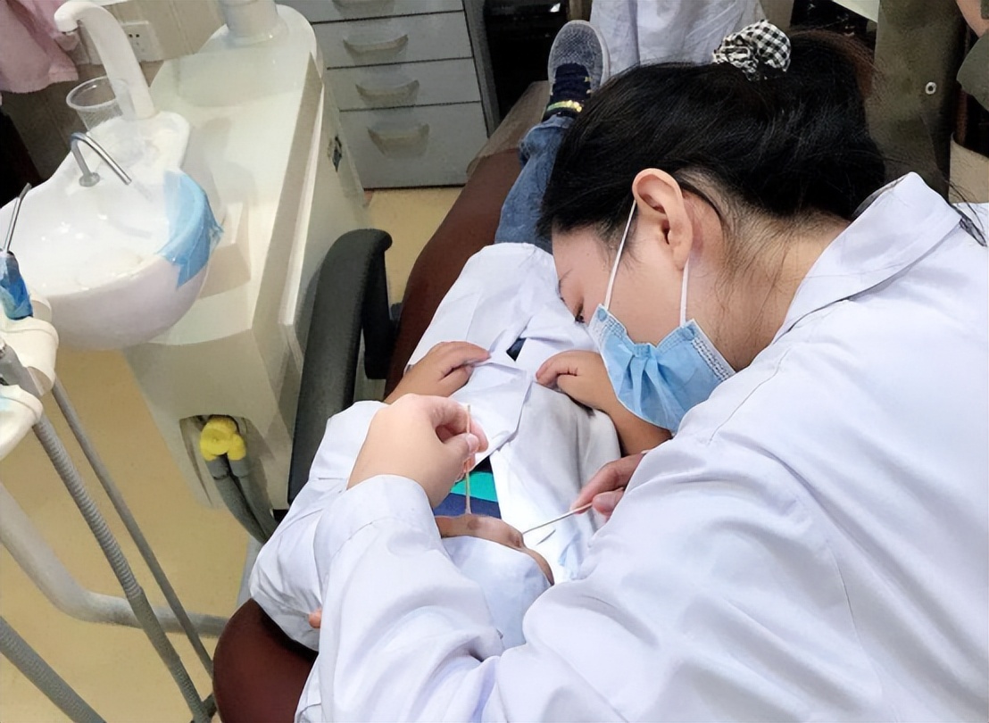 让牙齿变白的几种刷牙法,牙齿又黄又臭教你一招刷牙