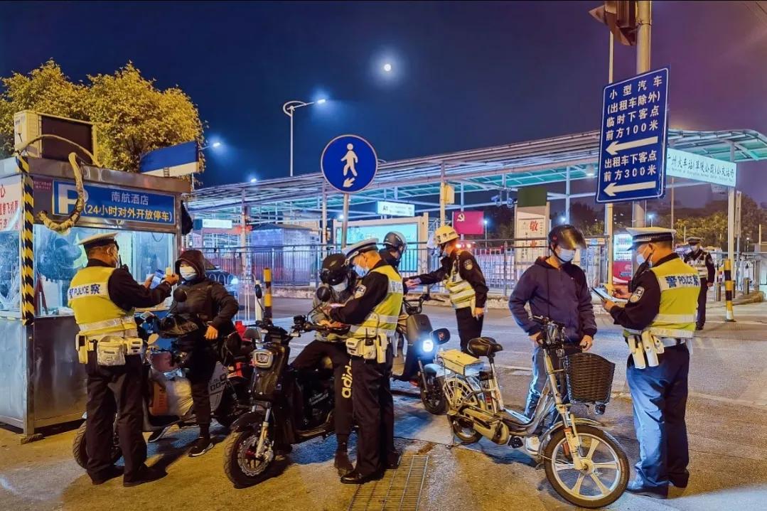 电动车上牌照必须有驾照吗,不用驾照的电动车上什么颜色牌照