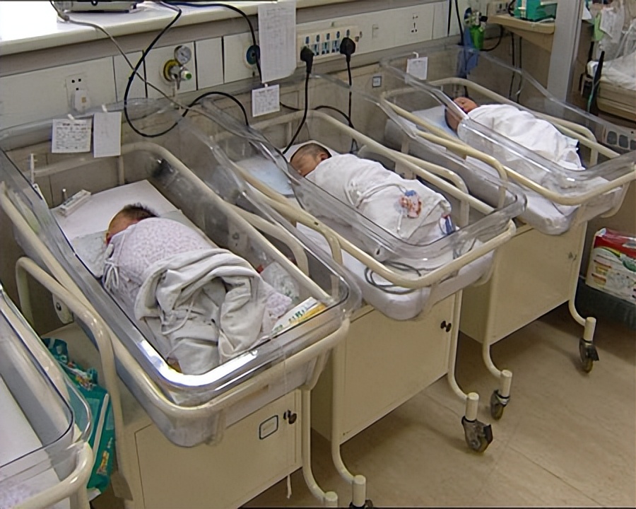 美国双胞胎姐妹同天生孩子 (美国姐妹同时生下双胞胎)