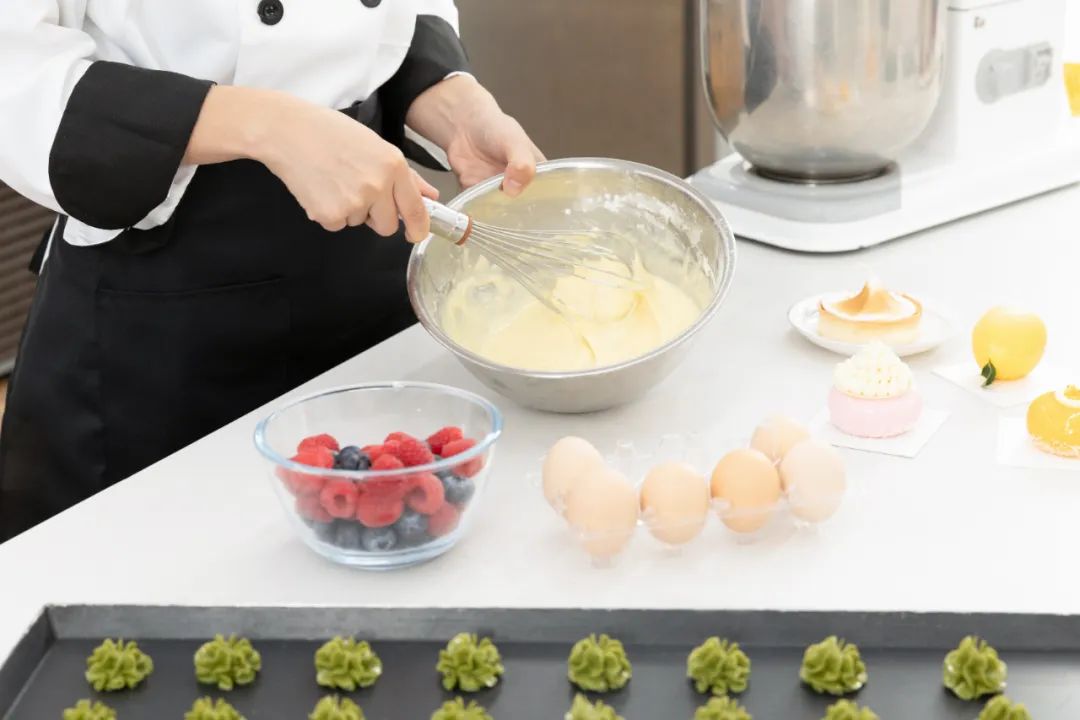 最简单的法式蛋白霜,蛋白霜打发让家庭烘焙更加简单