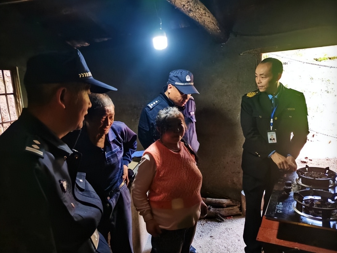 假冒煤气公司员工上门作案,上海销售伪劣产品煤气灶被判刑