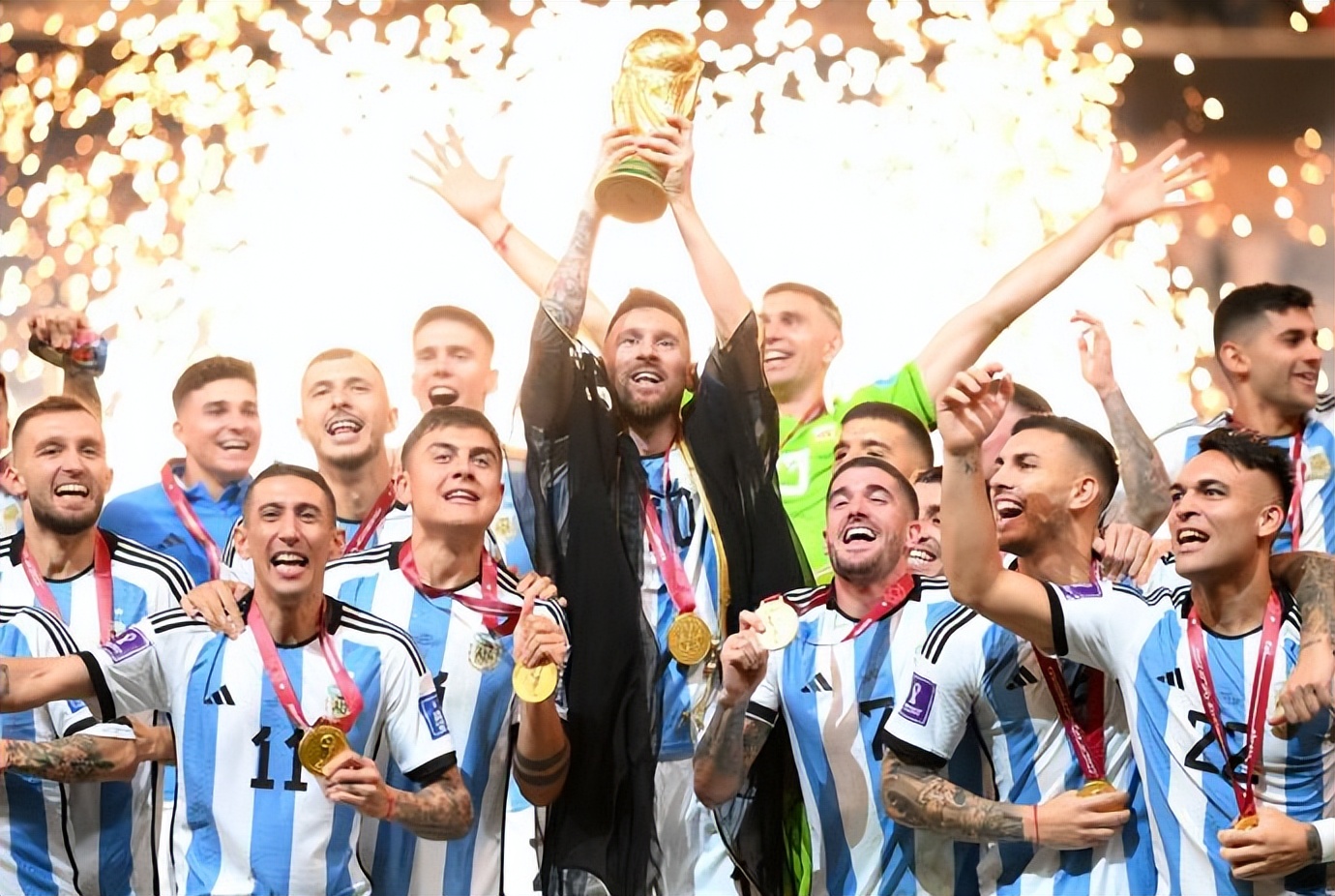 梅西夺冠穿的黑袍是什么意思,梅西世界杯冠军黑袍是什么