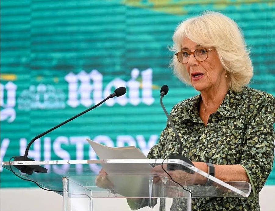 卡米拉气质逆袭不输戴安娜,卡米拉微笑回应凯特