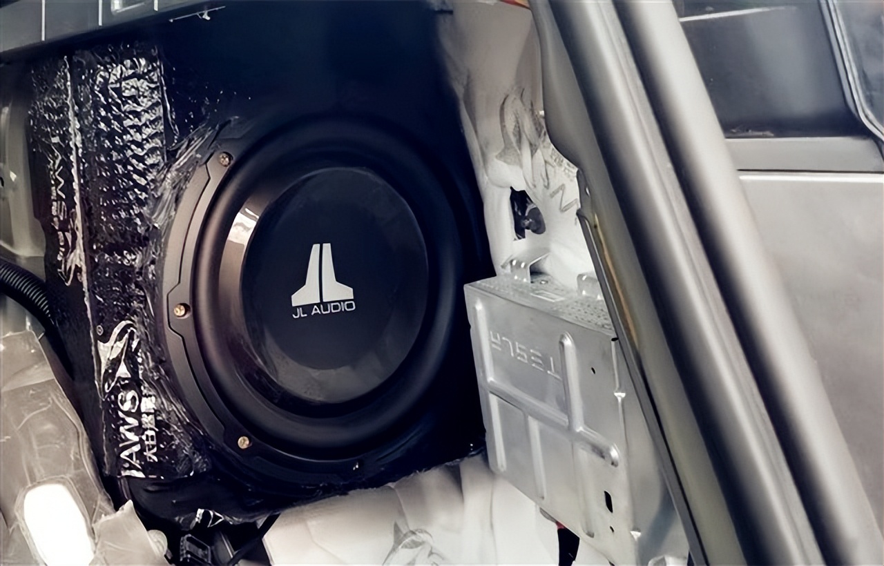 特斯拉modely音响和jbl战鼓3,汽车音响改装三分频与二分频效果