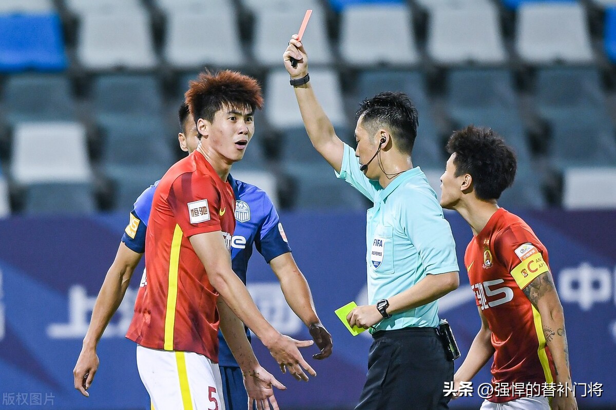 足球比赛怎么会被罚点球,足球竞赛规则和裁判法试题解析