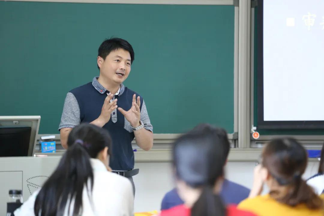 博斯EDU：文科博士毕业，社科院和大学都想要你，选哪一个更划算