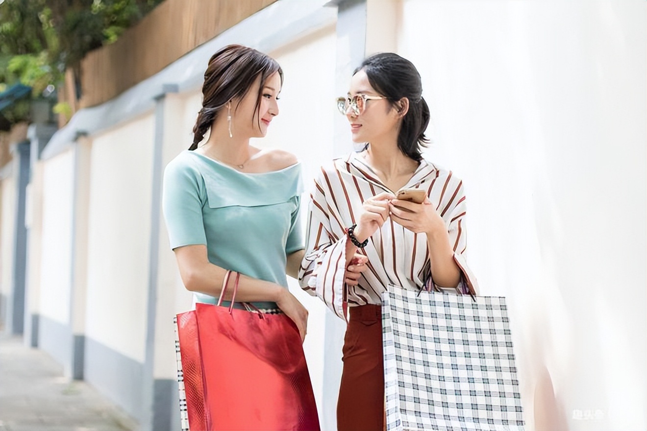 永远不要穿别人的旧衣服，长期被“施舍”将导致自我价值受损