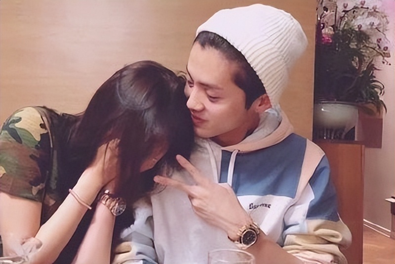 事实证明，身为“恋爱教科书”的鹿晗，已经走上了另一条大路！