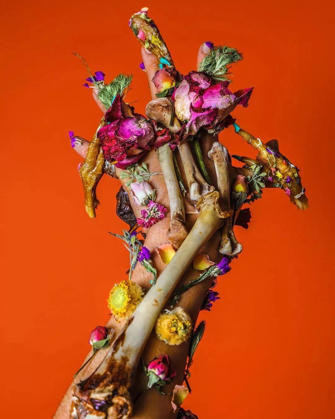 将鲜花封存,变成华服,玩转自然材料的日本设计师