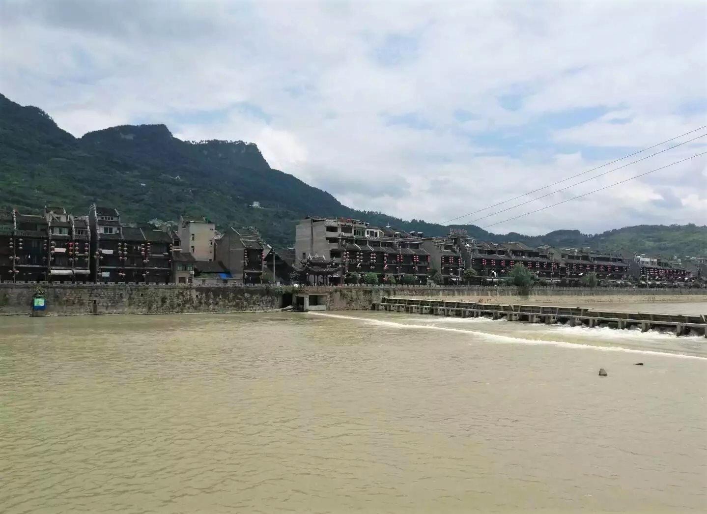 黔中小城石阡，抬头见山，低头见水，美丽；泡在温泉里，舒坦。