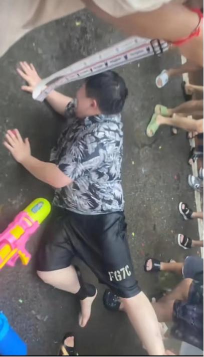 趁着泼水节公然对女生进行骚扰！向女生私密部位喷水还撕扯衣服